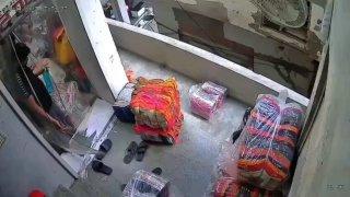 Рабочий в Индии погиб, сорвавшись с балкона из-за потери равновесия. 🔞...