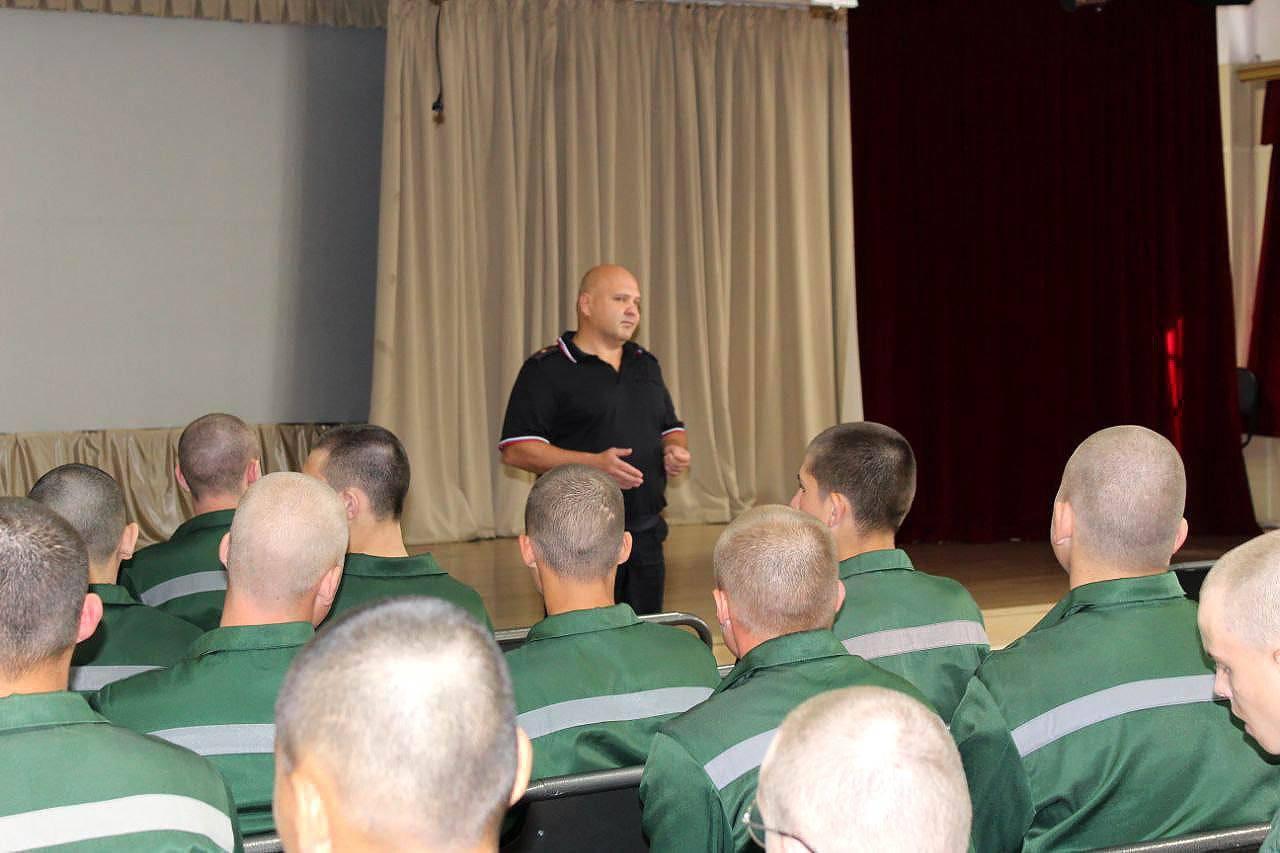 Полицейские и дружинники провели акцию «Чистый двор» В Канске прошла...