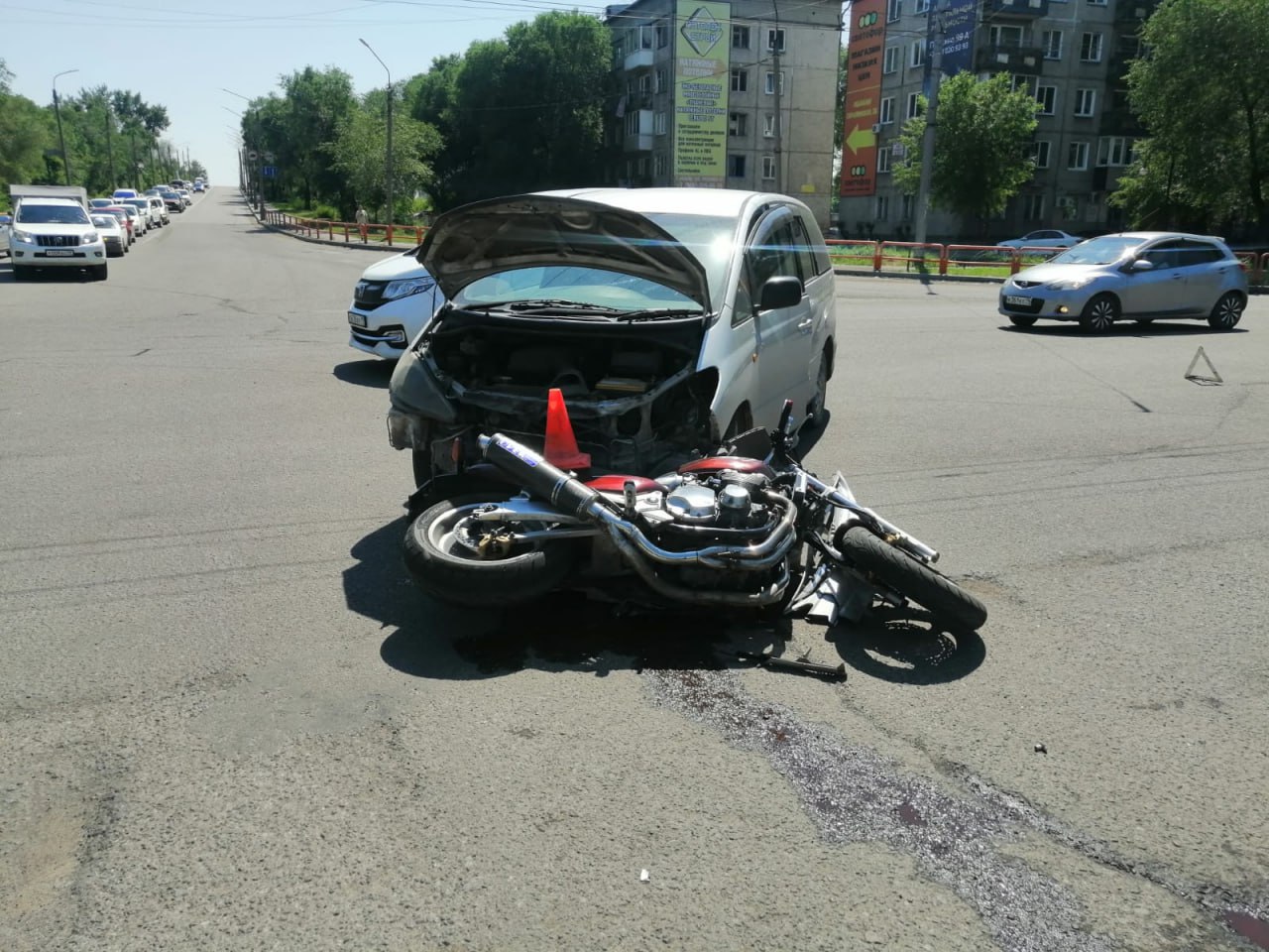 В Абакане на перекрестке столкнулись иномарка и мотоцикл