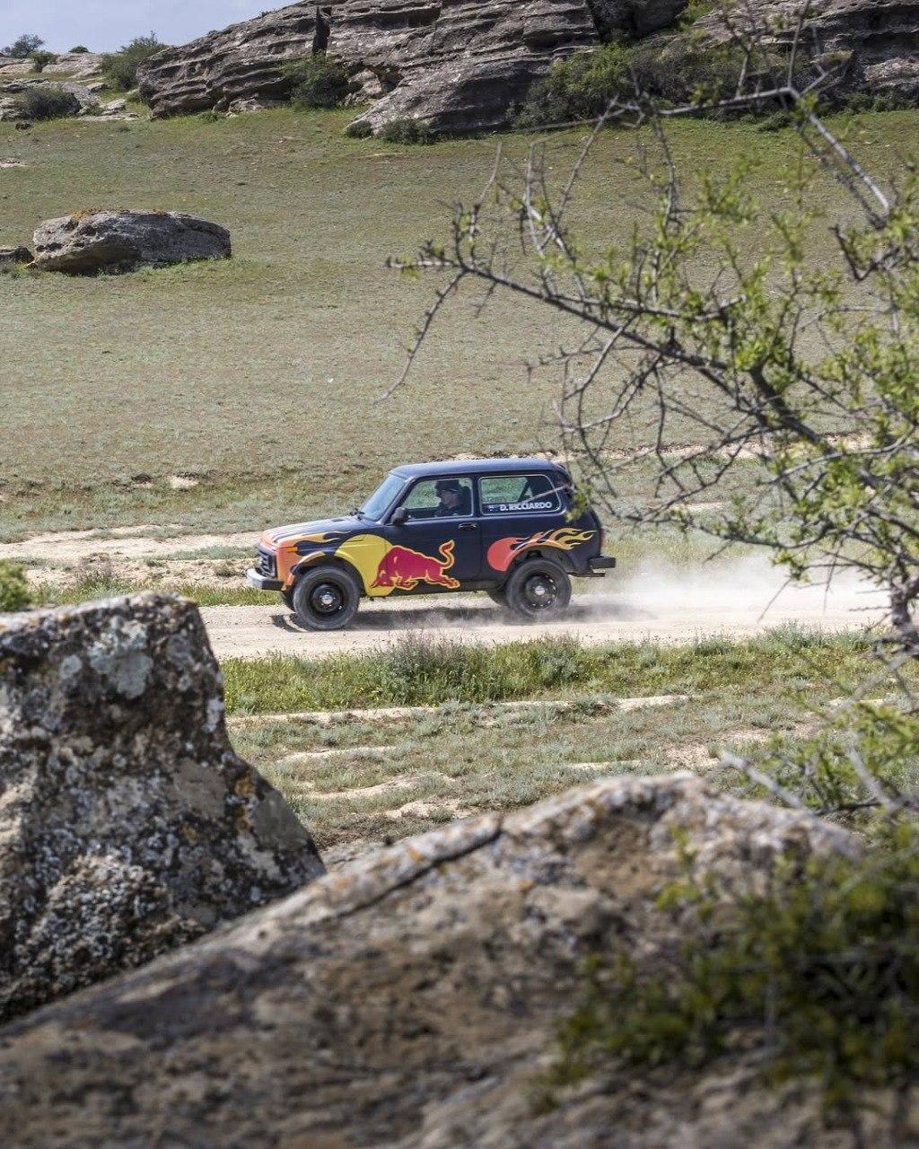 Red Bull показал кадры недавних покатушек лучшего гонщика Формулы-1 Макса Ферстаппена на... НИВЕ.