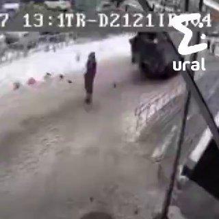 Екатеринбурженка, которую дважды переехал мусоровоз, уже год прикована к...