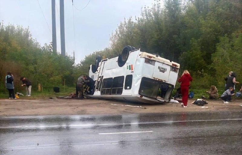 Пассажирский автобус перевернулся в Тульской области — пострадали 15 человек, сообщили в местной прокуратуре.