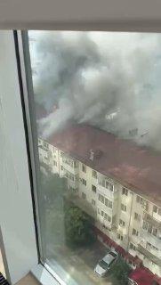 В Новороссийске горит многоэтажка после атаки беспилотников.