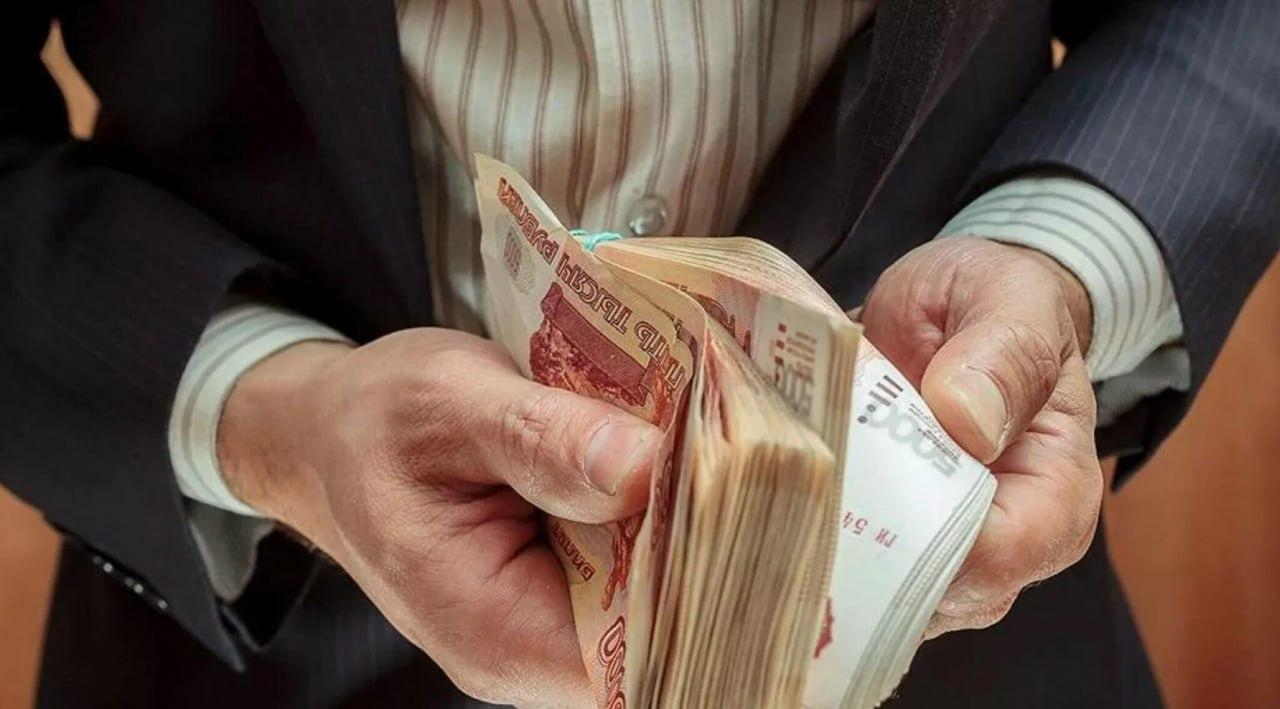 В России подняли зарплату чиновникам