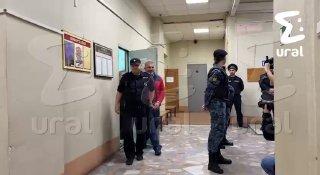 — Алексей Олегович, почему такая коммуналка большая? — ))) Миллиардера...