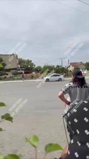 В Дагестане неадекватка бросалась на людей и в итоге была задержана полицией.