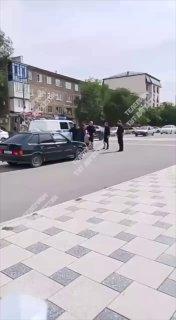 В Дагестане неадекватка бросалась на людей и в итоге была задержана полицией.