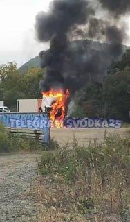 🔥Во Владивостоке на Русском острове полыхает фура около поворота на мини-ТЭЦ...