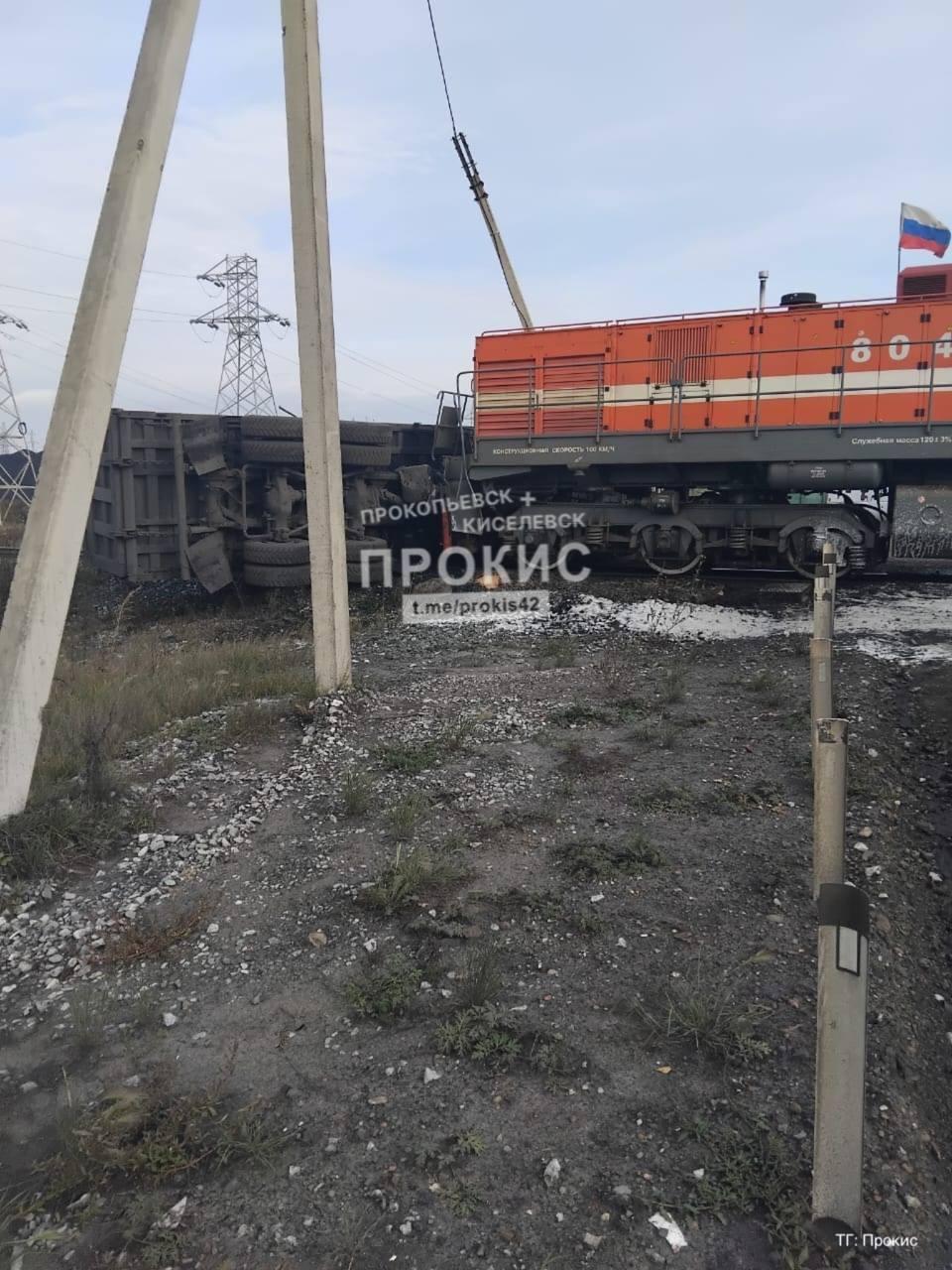 Тепловоз протаранил грузовик в Кузбассе. ДТП произошло в Прокопьевском...