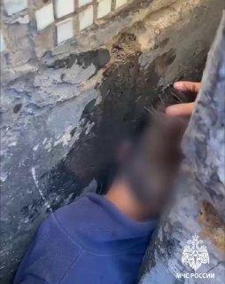 В Кызыле спасатели МЧС помогли четырёхлетнему мальчику, оказавшемуся в опасной ситуации. Ребёнок застрял головой в узком проёме между домами и не мог выбраться сам.