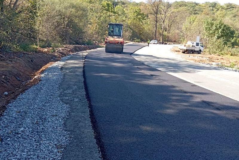 🛣️ 4,2 км нового асфальта укладывают дорожники на Русском острове.