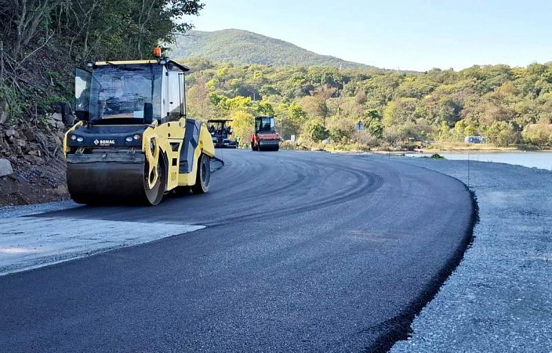 🛣️ 4,2 км нового асфальта укладывают дорожники на Русском острове.