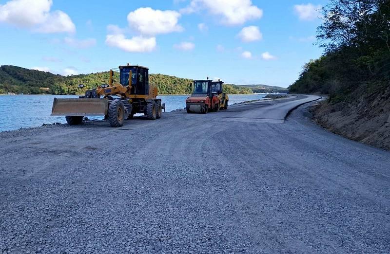 🛣️ 4,2 км нового асфальта укладывают дорожники на Русском острове.