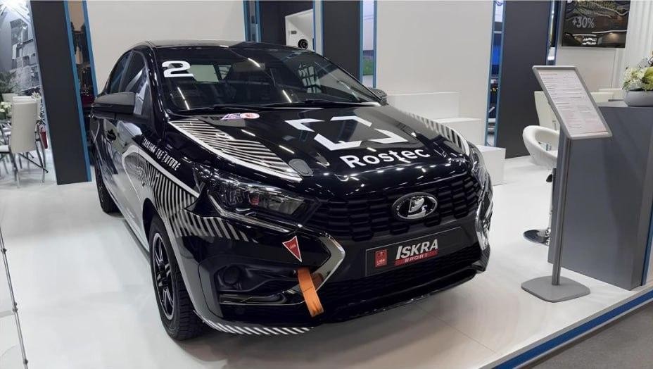 АвтоВАЗ выкатил 173-сильною Lada Iskra — модель специально создана для ледовых гонок.