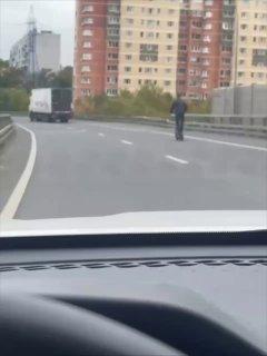 Парень на самокате разогнался аж до 80 км/ч и обогнал Haval. Источник: 🤔 авто