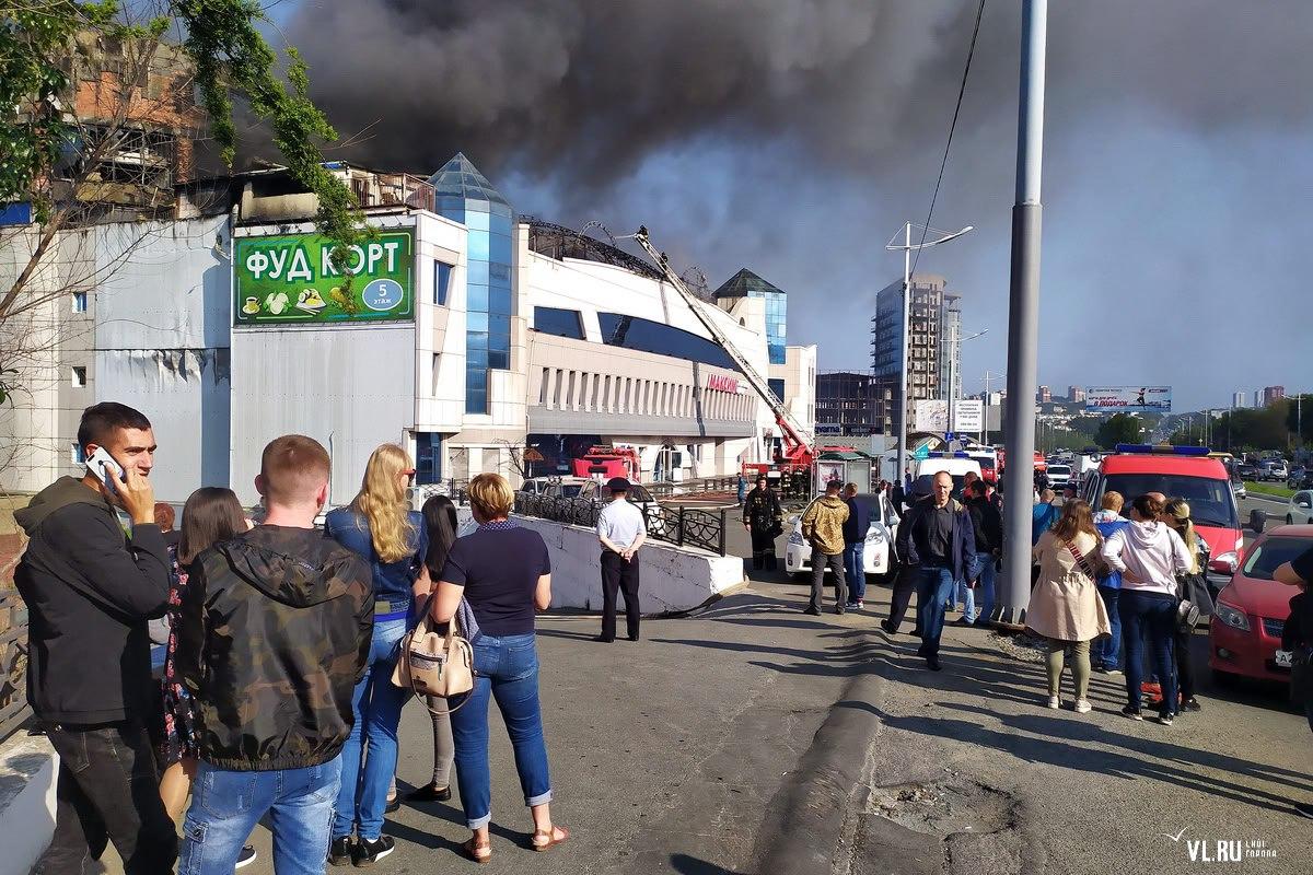 🔥Во Владивостоке 6 лет назад, в сентябре 2019 года, произошёл крупный пожар – на площади более 1000 кв. м выгорел торговый центр «Максим» на остановке «Постышева».