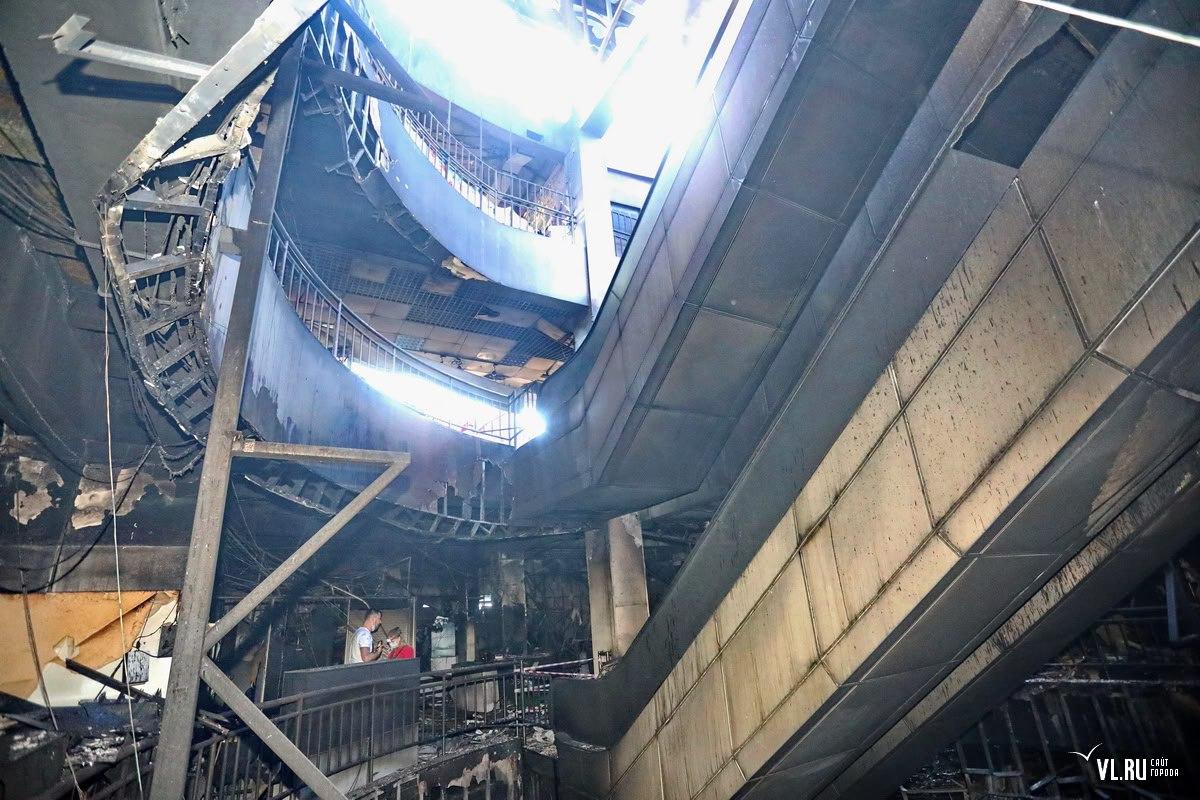 🔥Во Владивостоке 6 лет назад, в сентябре 2019 года, произошёл крупный пожар – на площади более 1000 кв. м выгорел торговый центр «Максим» на остановке «Постышева».