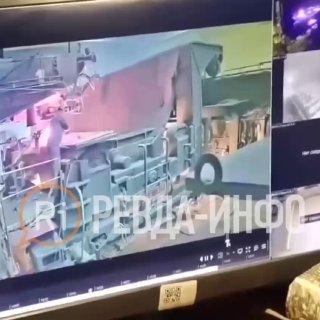 Появилось видео, как раскалённый металл разлился на заводе в Ревде.