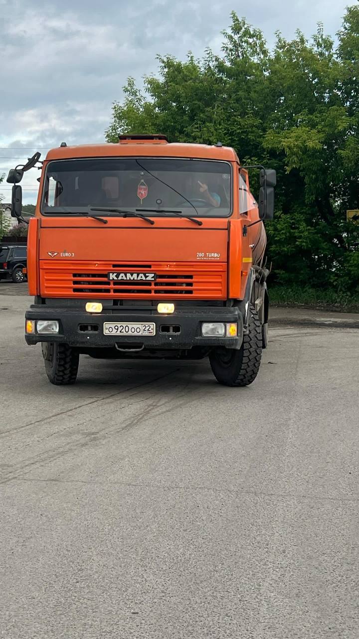 В Барнауле водитель ассенизатора напал на женщину, снимавшую слив фекалий