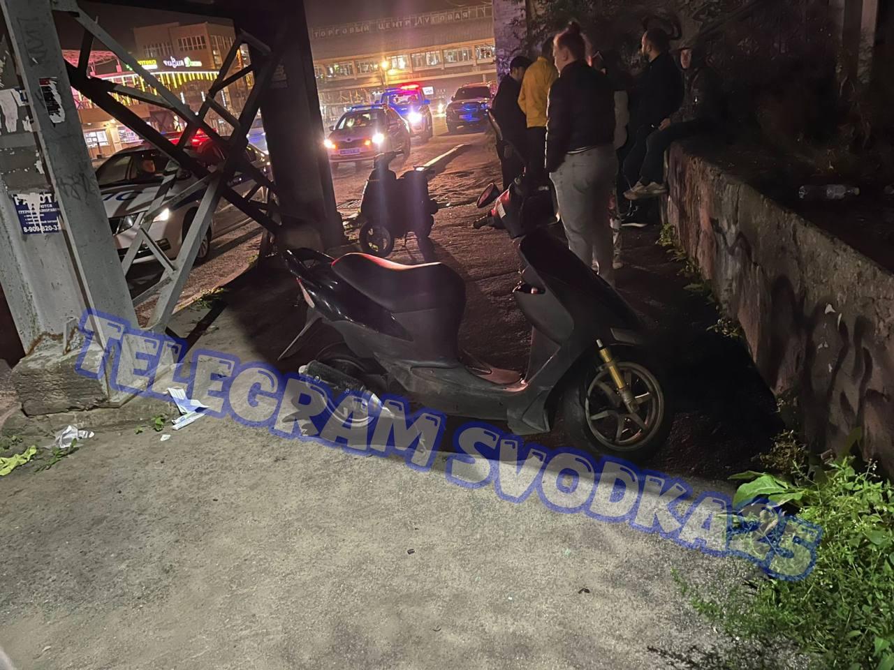 🗣Во Владивостоке на Светланской малолетки на мопеде разложились, влетев в...