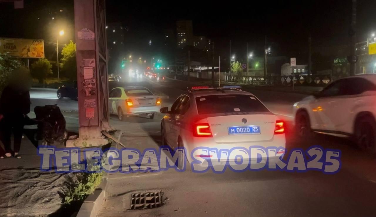 🗣Во Владивостоке на Светланской малолетки на мопеде разложились, влетев в...