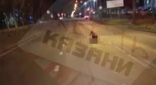 В Ново-Савиновском заметили голого мужчину с переломанными ногами. Очевидцы...