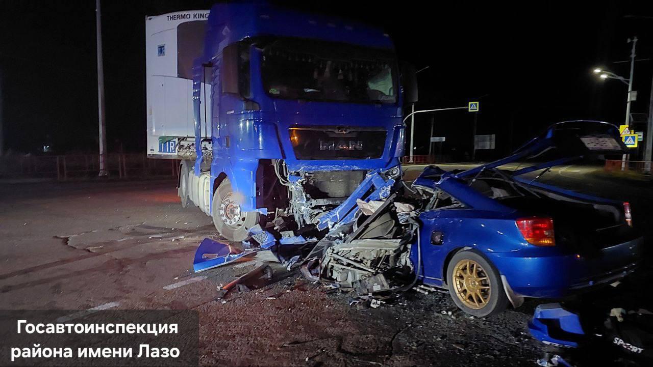 🗣На трассе Хабаровск —Владивосток ночью грузовик столкнулся с Toyota Celica — погибли 2 молодых парня, авто превратился в груду металла