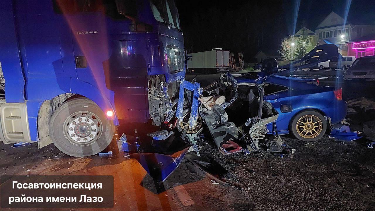 🗣На трассе Хабаровск —Владивосток ночью грузовик столкнулся с Toyota Celica — погибли 2 молодых парня, авто превратился в груду металла