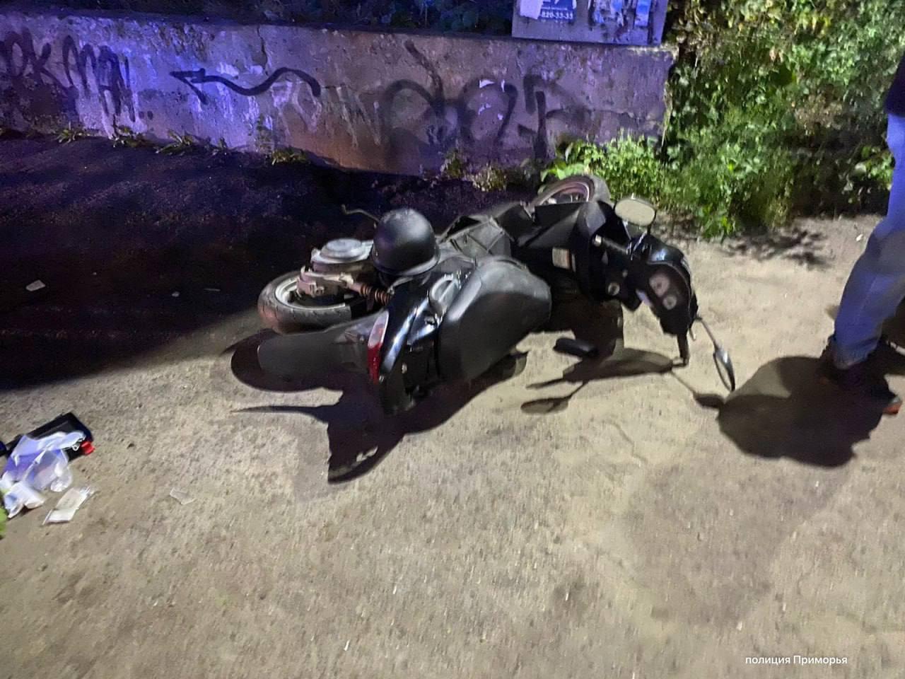 ❗️Подростки на мопеде влетели в автомобиль ночью во Владивостоке