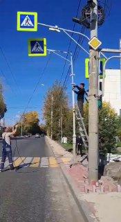 Рабочие пытались, судя по видео, демонтировать столб, но что-то пошло не по...