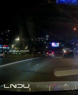 🚨Мопедист на Баляева заехал прямо под автобус. Момент ДТП попал на камеру. 🌇...