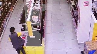 На сотрудника магазина бытовой техники в Красноярске напала… обезьяна.