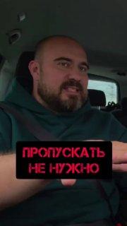 Девушке наглядно объяснили, что делать с перебегающими в неположенном месте дорогу пешеходами.