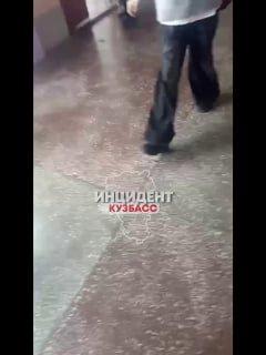«Нашу школу говном залило»: в кемеровской школе №91 прорвало трубу.