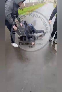 В Ленинске-Кузнецком избили ребенка на глазах у всех школы, и никто не решился помочь пострадавшему.
