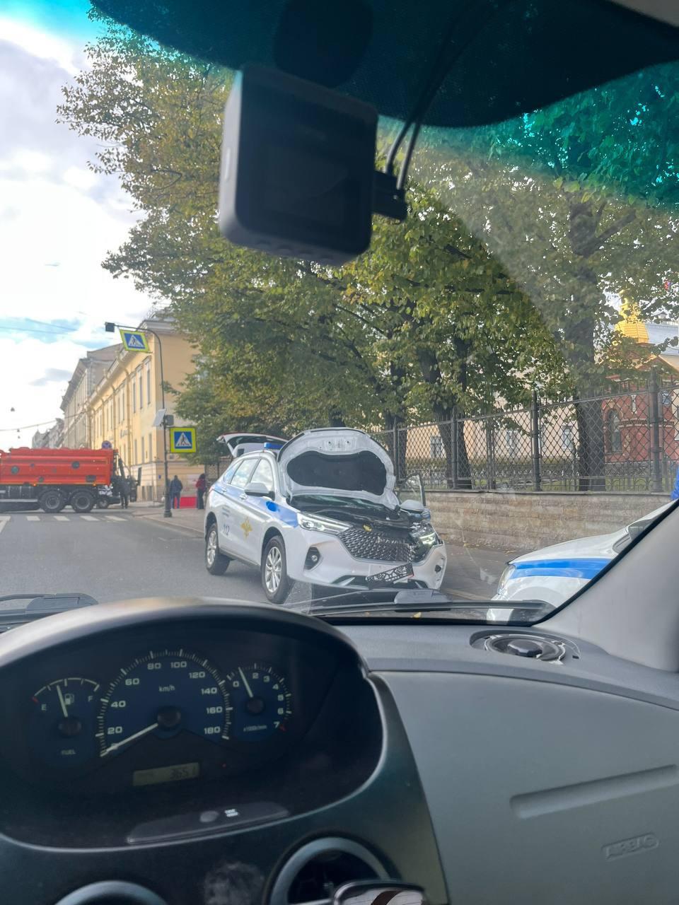 Машина полиции вылетела на тротуар на Шпалерной в Петербурге, один человек...