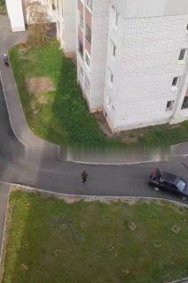 Странный вооружённый мужчина в обвесе напугал жителей Нижнего Новгорода