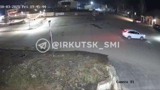 Мотоциклист врезался в машину на высокой скорости в Иркутской области Авария...