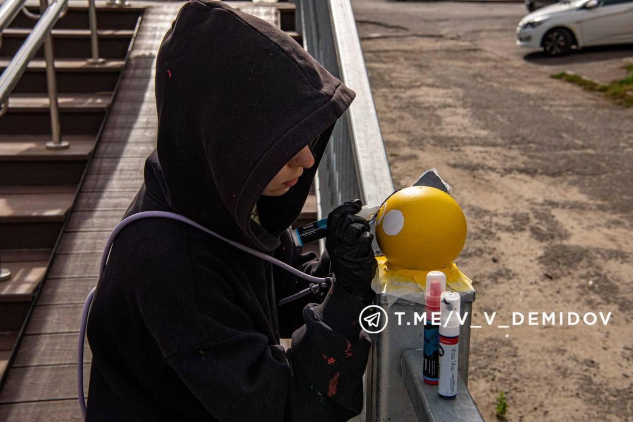Белгород: на мосту у парка Победы восстанавливают галерею «смайлов». На конструкции появятся 142 эмоции и скульптуры влюблённых «смайлов» — финальный этап реконструкции моста.