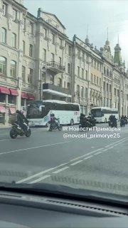 🏍 У байкеров Владивостока сегодня прошло неофициальное закрытие мотосезона. Организованные колонны мотоциклистов можно заметить в разных района города.