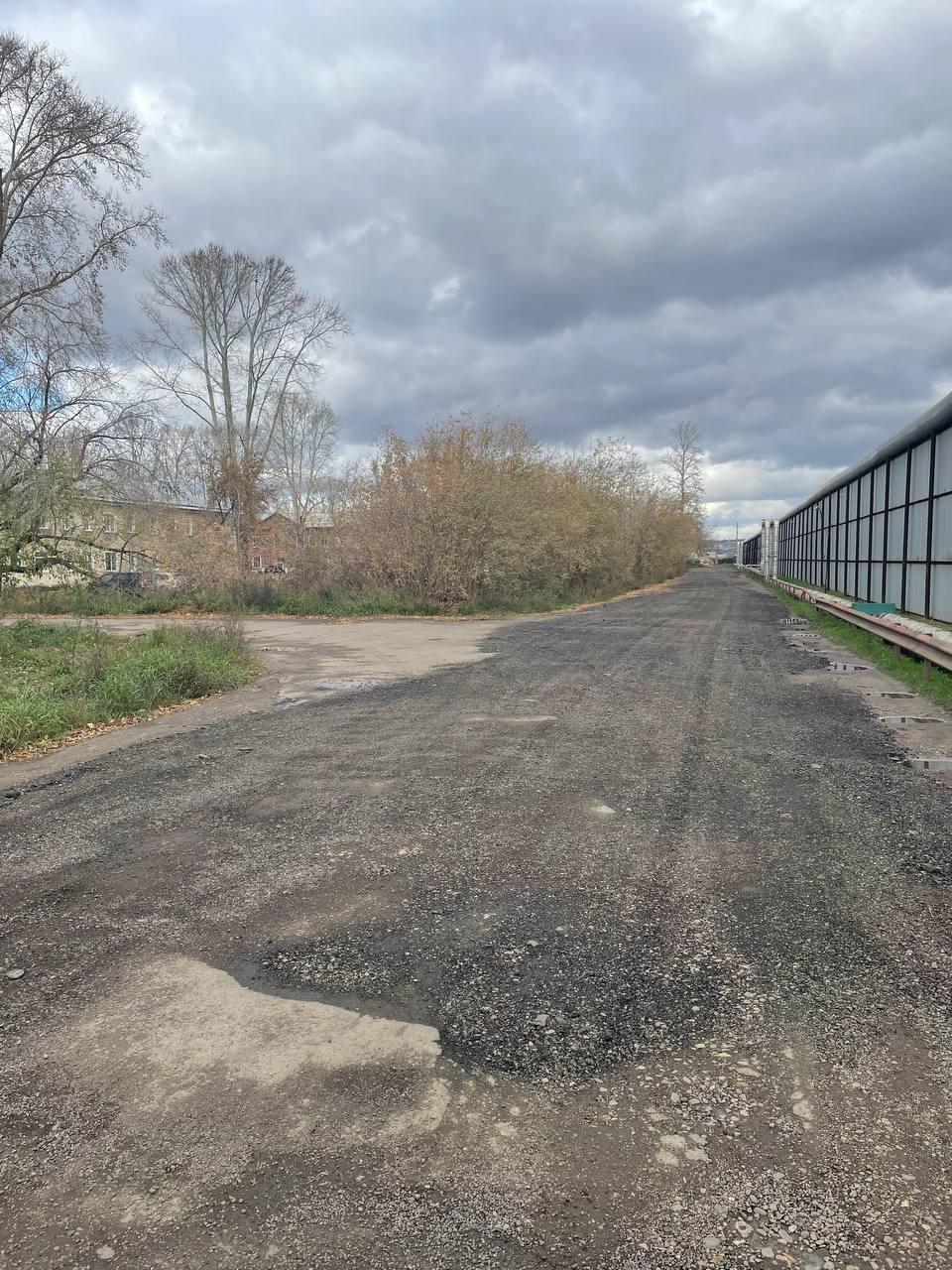 В первом военном городке продолжаются работы по ремонту дороги. В сентябре...