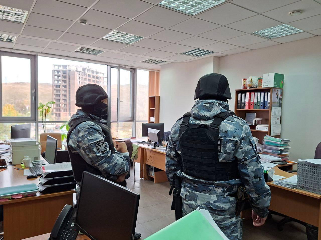 В Красноярске обыскали офис крупной УК, возбуждено 10 уголовных дел В...