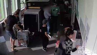 На таможне в Питере любительница виски так не хотела декларировать алкоголь,...