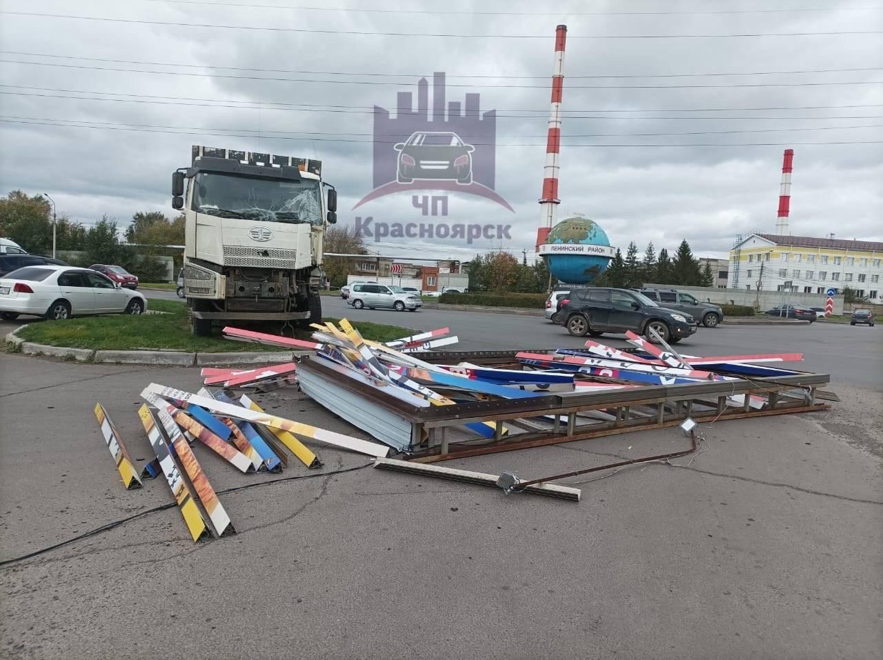 В Красноярске грузовик на жестокой сцепке снес рекламный щит на правобережье....