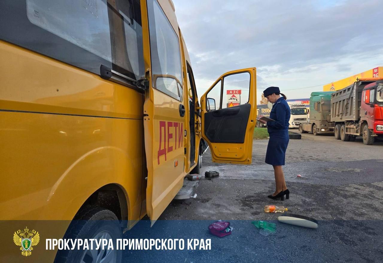 🗣В Приморье на трассе две фуры зажали между собой пассажирский автобус с детьми