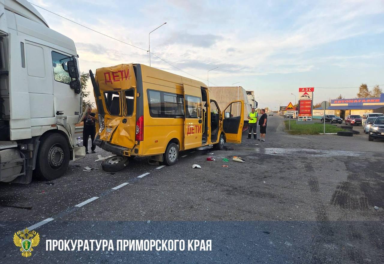 🗣В Приморье на трассе две фуры зажали между собой пассажирский автобус с детьми