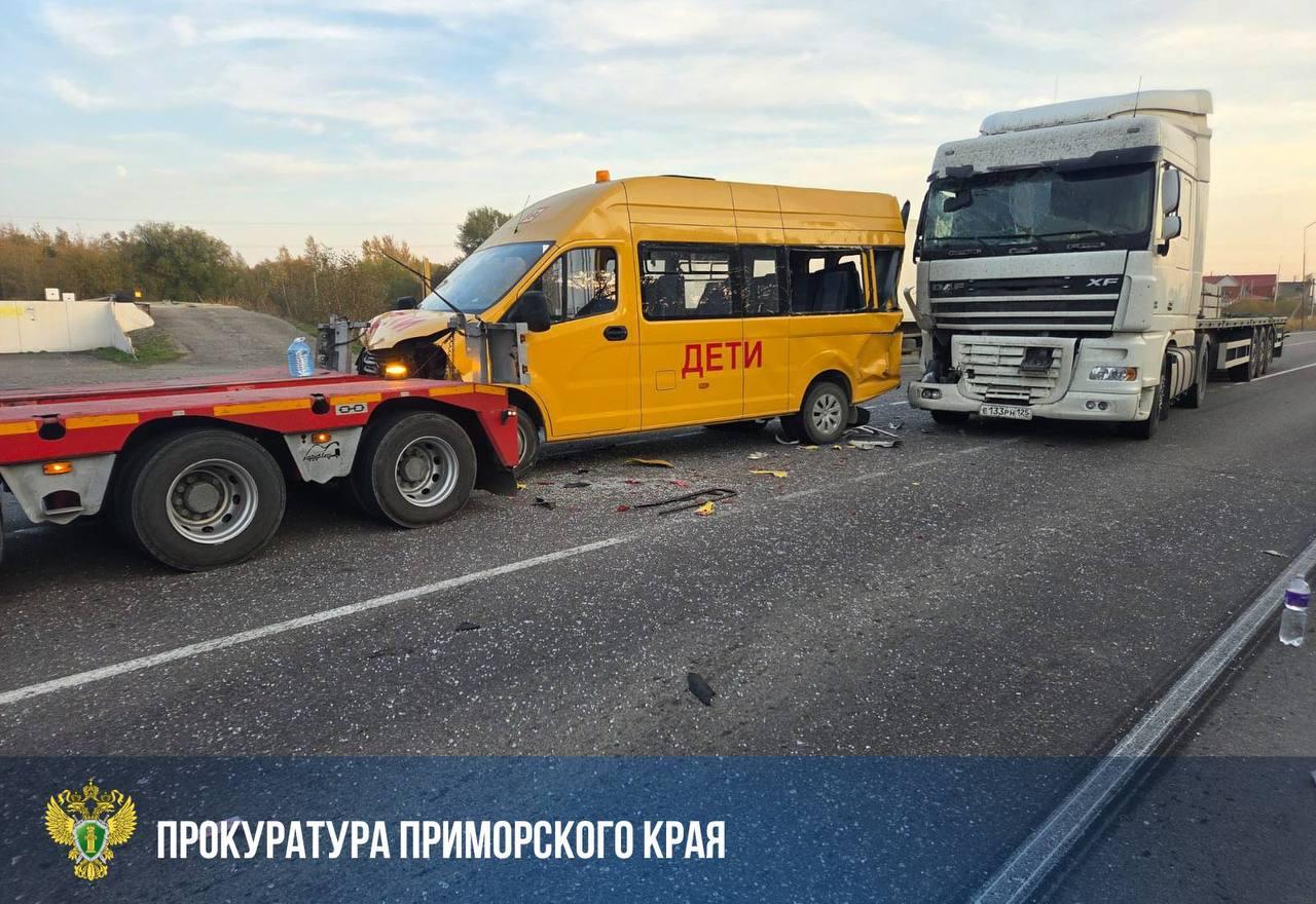 🗣В Приморье на трассе две фуры зажали между собой пассажирский автобус с детьми