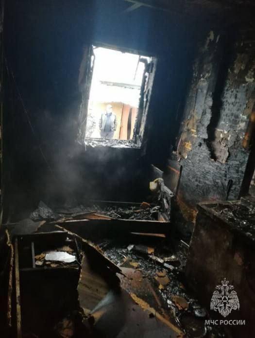Неизвестные устроили пожар в одном из подъездов дома в Ангарске В пресс-...