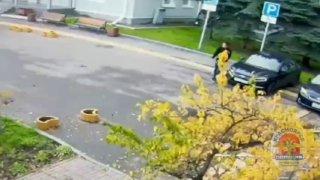 Пьяный красноярец угнал скорую помощь и «вылетел» на ней с территории больницы, сломав шлагбаум