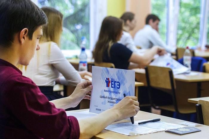В России предложили платить учителям за стобалльников по ЕГЭ: «На федеральном...